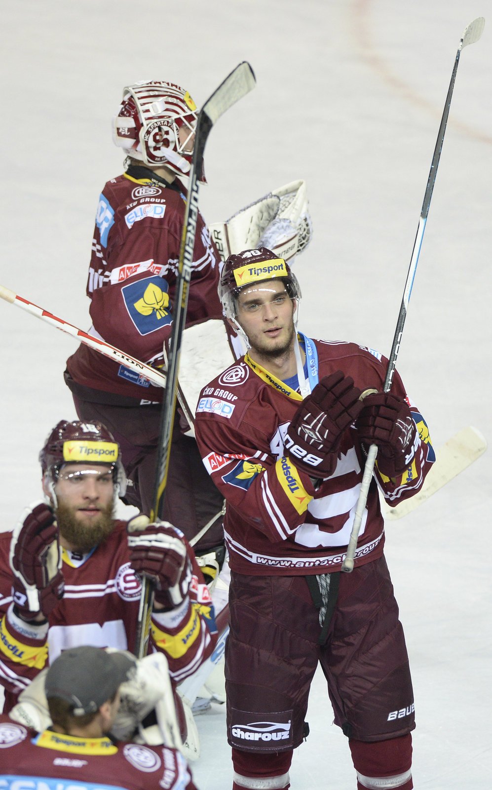 Pražská Sparta si ve 31. kole hokejové extraligy poradila se Slavií. Ve třetím derby letošní sezony vyhrála 3:0. Vedoucí Třinec dokázal proti Liberci vyrovnat a vyhrát po nájezdech. Druhý Litvínov si neporadil s brněnskou Kometou.