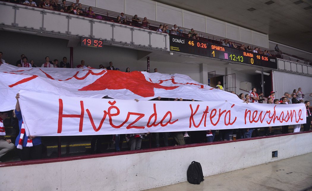 Choreo fanoušků Slavie po prohraném derby