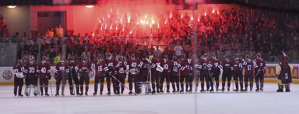 Pyroshow fanoušků Sparty po výhře v derby