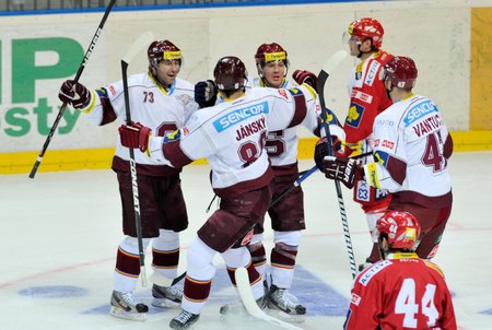 Hokejisté Sparty se radují z branky v utkání proti Slavii