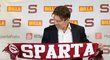 Nový kouč Sparty Uwe Krupp se kochá klubovou šálou po podpisu smlouvy