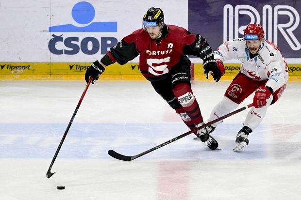 Zleva Filip Chlapík ze Sparty a Tomáš Kundrátek z Třince Zleva Filip Chlapík ze Sparty a Tomáš Kundrátek z Třince