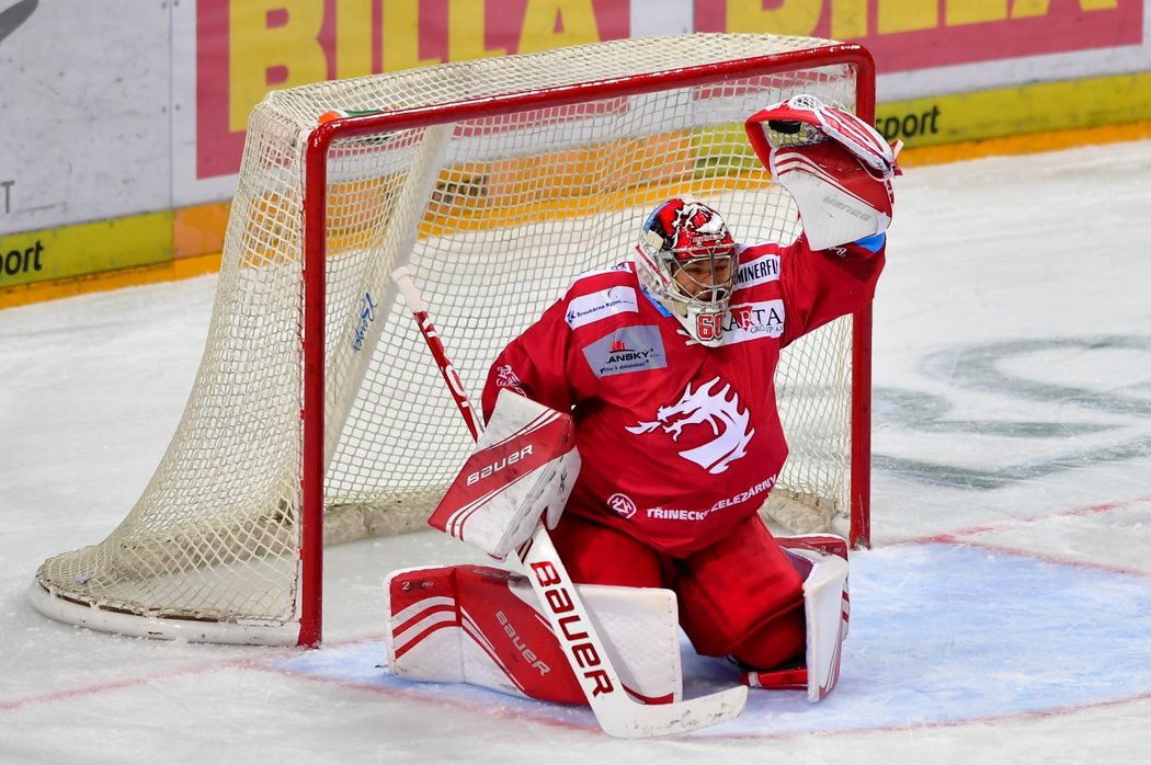 Petr Kváča a jeho výstavní zákrok lapačkou v duelu Sparty s Třincem