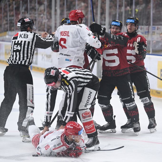 ONLINE: Třinec vede nad Spartou, Pardubice - Liberec 1:0. Potvrdí Kladno formu? ONLINE: Třinec vede nad Spartou, Pardubice - Liberec 1:0. Potvrdí Kladno formu?