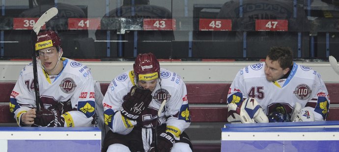 Daniel Přibyl, Tomáš Rachůnek a Roman Málek po prohraném čtvrtfinále s Vítkovicemi