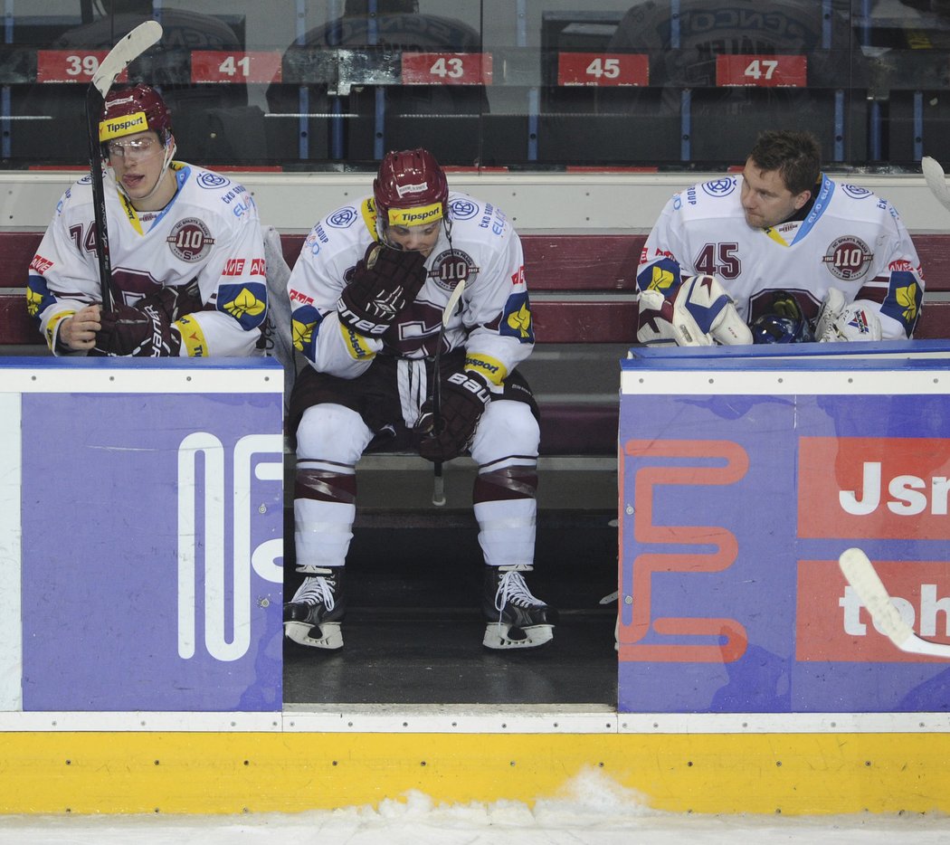 Daniel Přibyl, Tomáš Rachůnek a Roman Málek po prohraném čtvrtfinále s Vítkovicemi