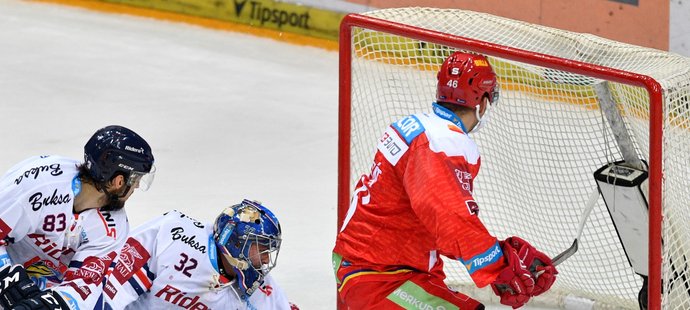 Zákrok roku?! Patrik Bartošák už v téměř neřešitelné pozici zastavil střelu Petra Kumstáta směřující do odkryté branky