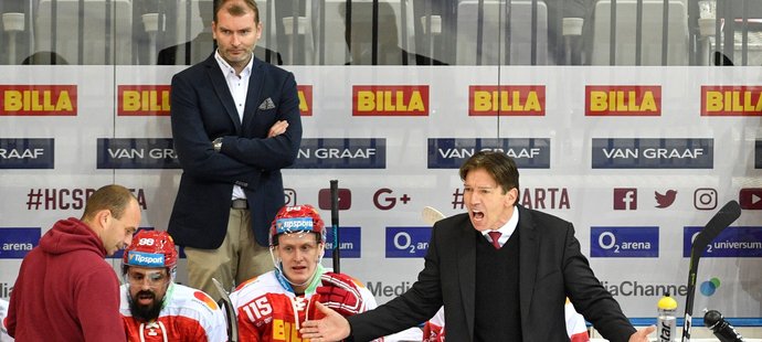 Sparťanský trenér Uwe Krupp se zlobí na rozhodnutí rozhodčích v domácím utkání proti Vítkovicím