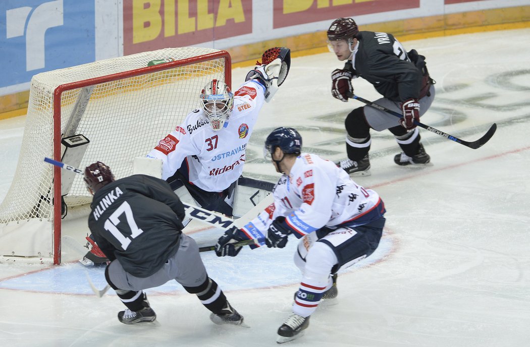 Hokejisté Sparty střílí gól do sítě Vítkovic