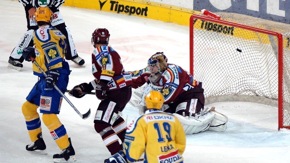 Sparťanský gólman Tomáš Pöpperle inkasuje branku od zlínských hokejistů.