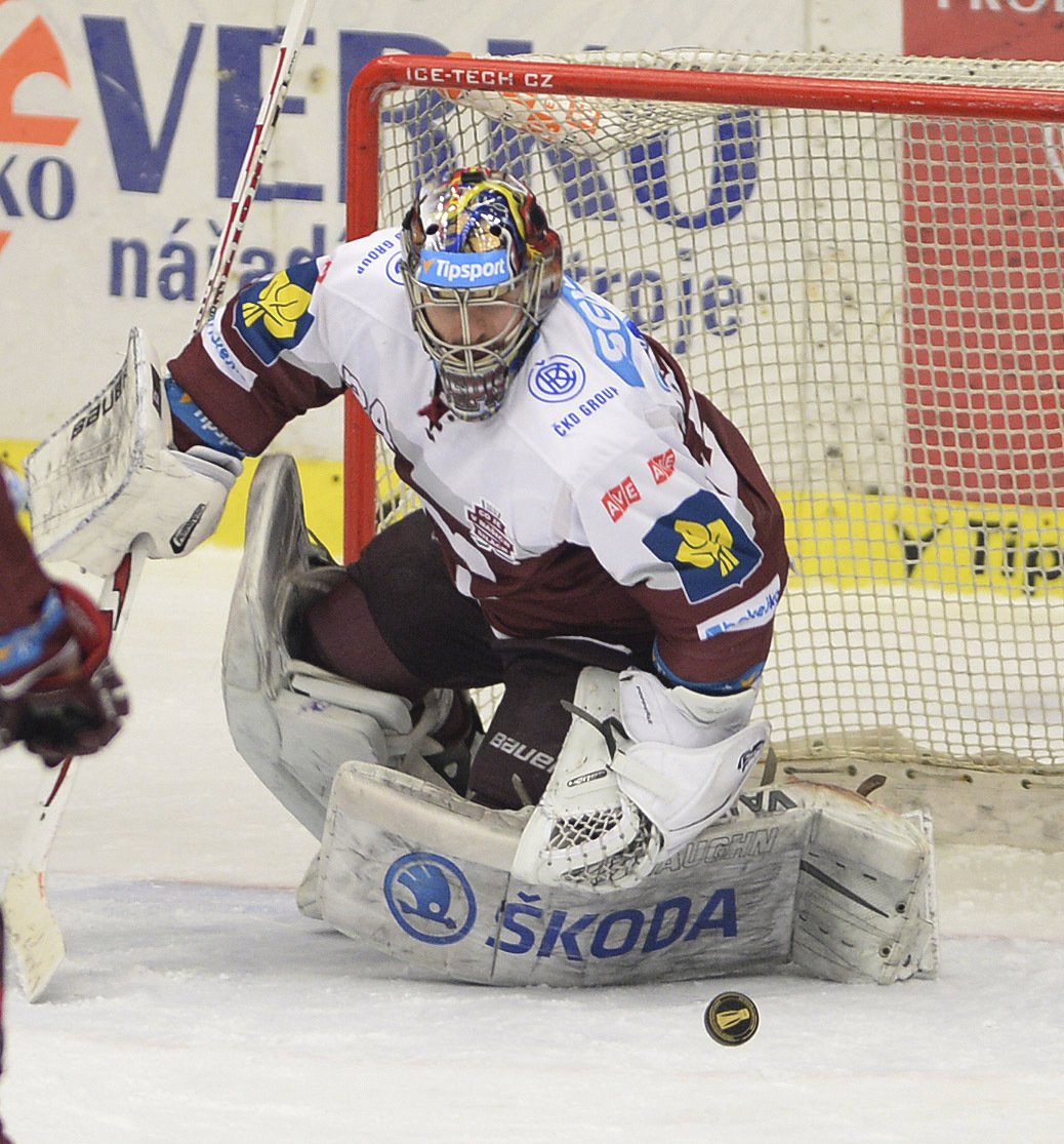 Brankář Sparty Tomáš Pöpperle v akci