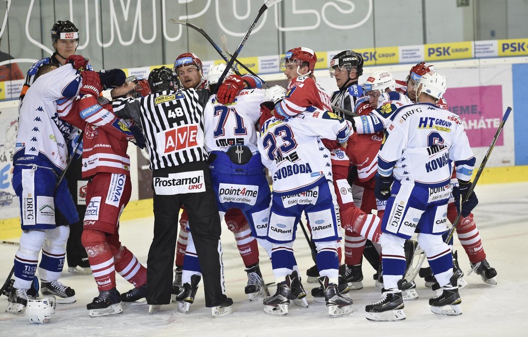 V moravském derby mezi Kometou a Oceláři bylo na ledě pořádně rušno