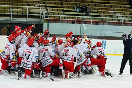 Třinečtí mladíci drží v play off zaběhnutý rituál - po každém vítězném duelu fotí týmovou selfie