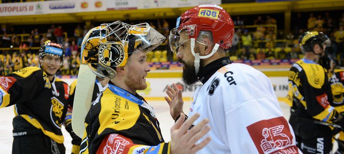 Litvínovský brankář Michael Petrásek si plácá po hrudi s poraženým hradeckým soupeřem Richardem Jarůškem