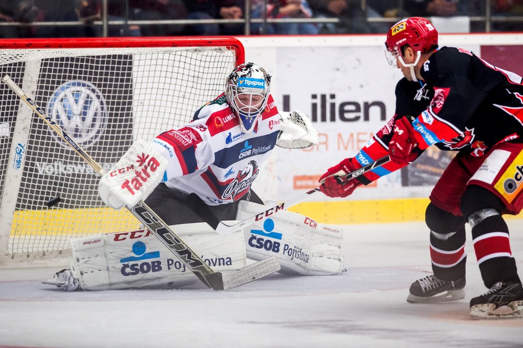 Hradecký matador Jaroslav Bednář překonává gólmana Kloučka