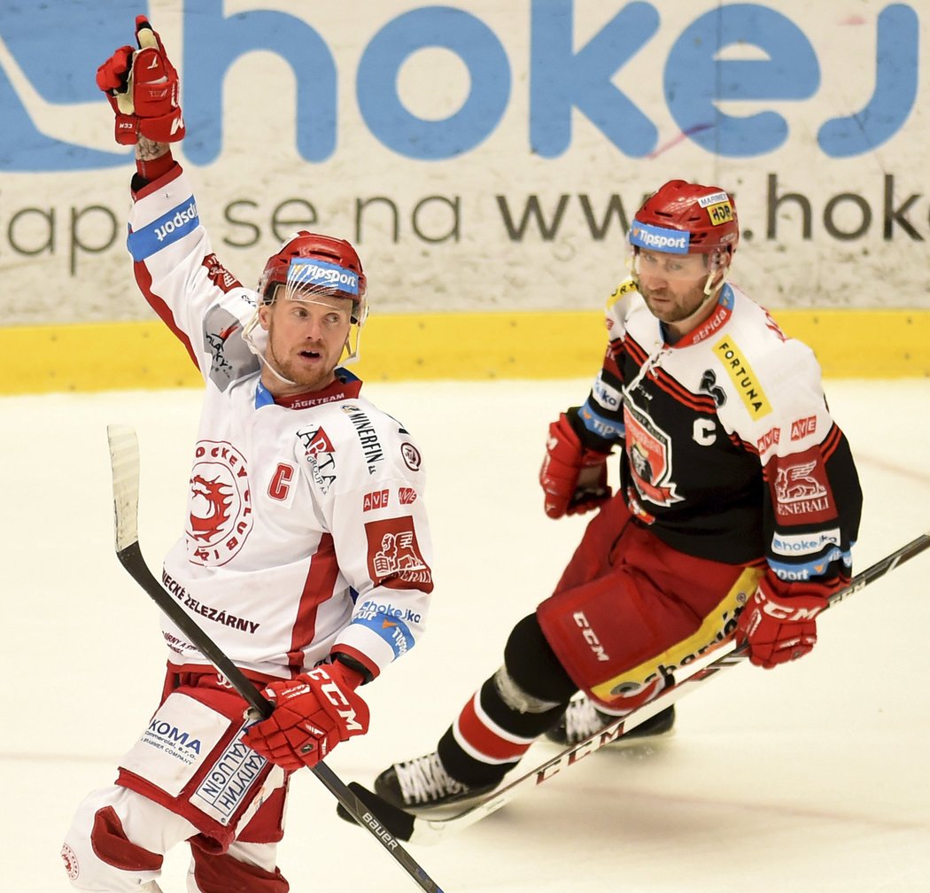 Martin Adamský se raduje ze čtvrtého gólu Třince, Jaroslav Bednář jen přihlíží