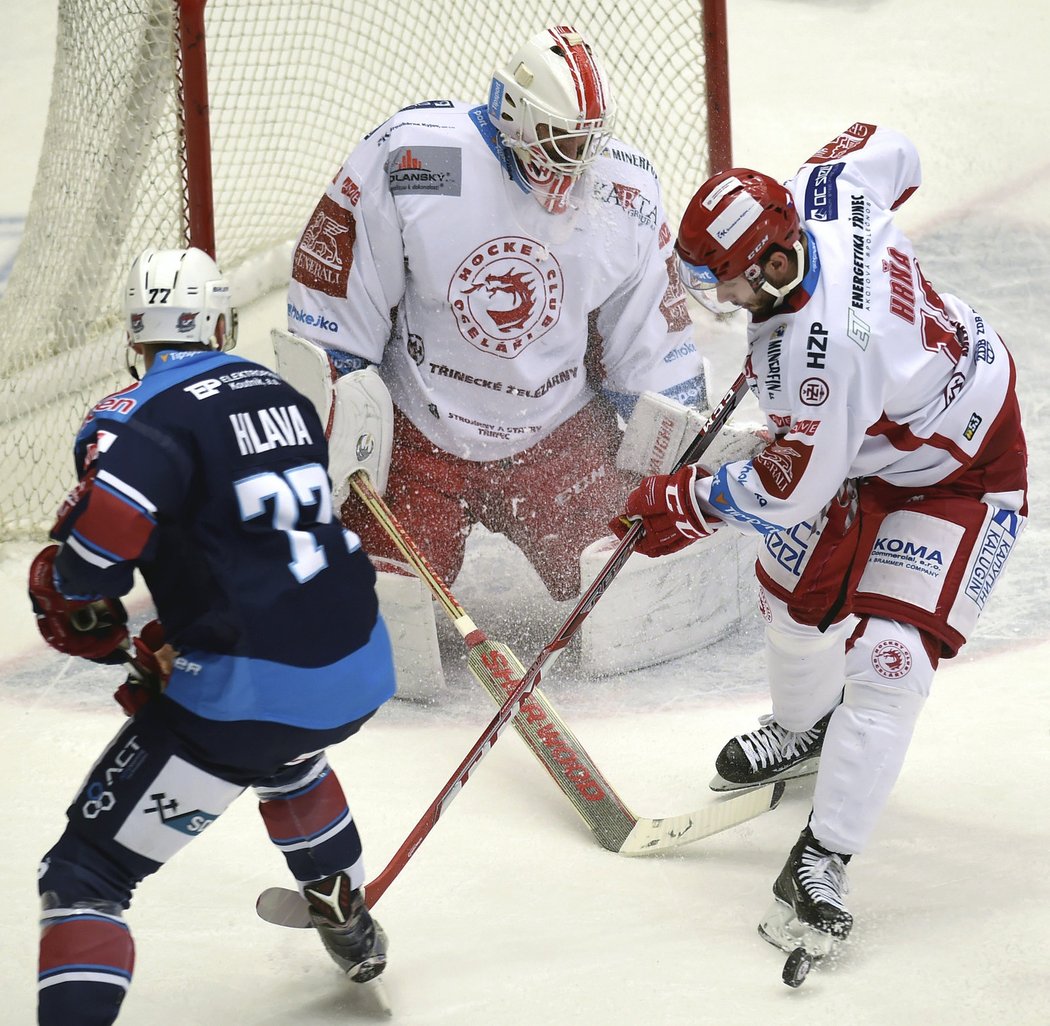 Nicolas Hlava vstřelil úvodní gól Chomutova na ledě Třince