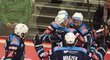 Hráči Chomutova se radují z prvního gólu v síti Třince