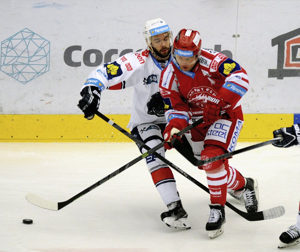 Útočník Třince Jiří Polanský (vpravo) a chomutovský útočník Michal Vondrka