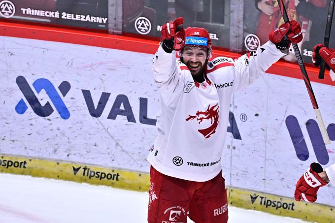 Gól z ofsajdu? Kundrc má dlouhé nože, usmívá se Daňo. Rozhodčí vytasili UFC takedown Gól z ofsajdu? Kundrc má dlouhé nože, usmívá se Daňo. Rozhodčí vytasili UFC takedown