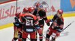 Hradečtí hokejisté oslavují gól do sítě Třince