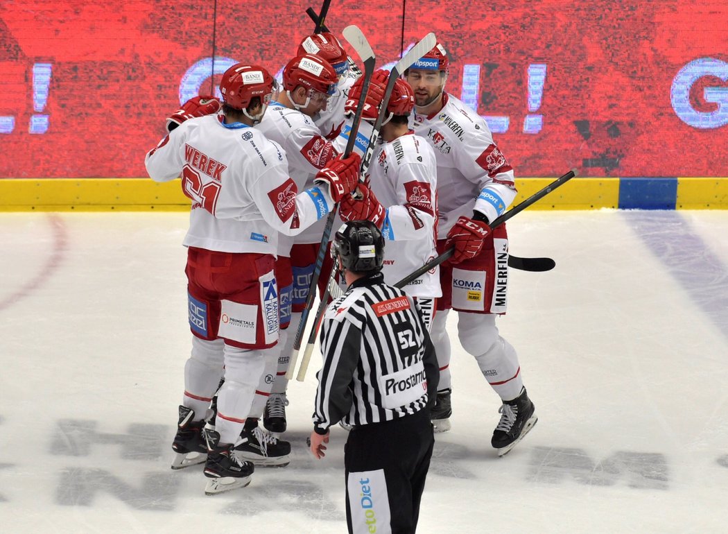 Třinečtí hokejisté oslavují gól do sítě Hradce Králové