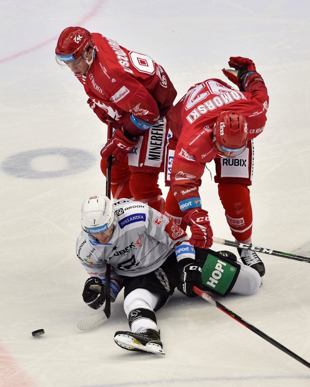 Zleva Alan Lyszczarczyk z Třince, Michal Plutnar z Karlových Varů a Filip Komorski z Třince