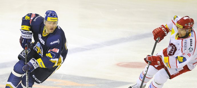 Kladenský útočník Jaromír Jágr ujíždí třineckému veteránovi Janu Peterkovi. Fanoušci hvězdě z NHL ale tleskají na všech stadionech