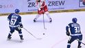 Třinecký Libor Hudáček a kladenští hráči Kelly Klíma a Phil Pietroniro