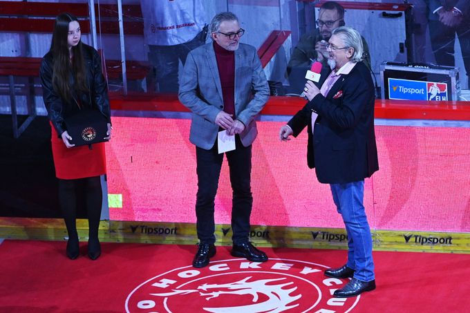 Nevídaný potlesk končícímu Motákovi. Rezignace? Úplně nečekané. Třinec musí... Nevídaný potlesk končícímu Motákovi. Rezignace? Úplně nečekané. Třinec musí...