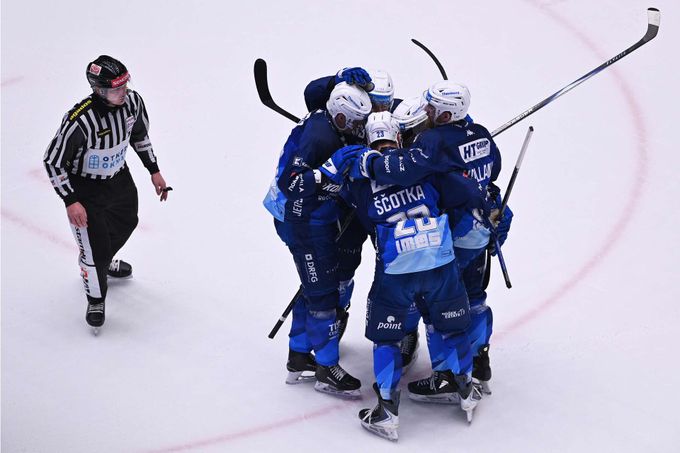 ONLINE: Třinec opět srovnal. Rytíři po změně kouče s Vary, Dynamo vs. Litvínov ONLINE: Třinec opět srovnal. Rytíři po změně kouče s Vary, Dynamo vs. Litvínov