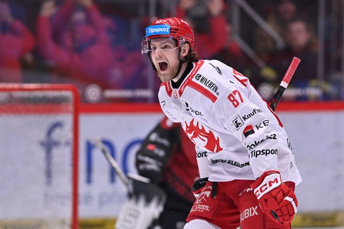 Ostrý faul vzbudil vášně. Trošku amok, smál se Kovařčík. Motor postrádá hlavní hvězdu Ostrý faul vzbudil vášně. Trošku amok, smál se Kovařčík. Motor postrádá hlavní hvězdu