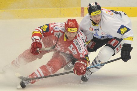 Klesla se snaží ubránit kotouč před libereckým Bakošem