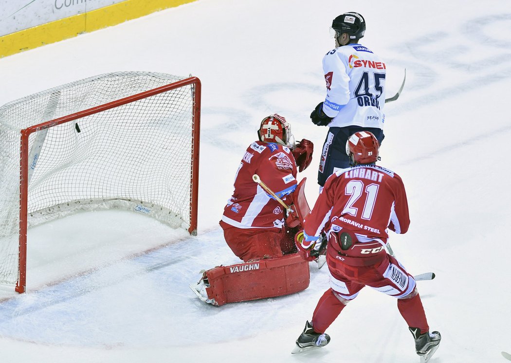 Brankář Třince Peter Hamerlík nestačil na rychlé zakončení zareagovat 