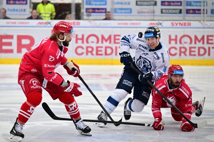 ONLINE: Pardubice na ledě Komety srovnaly, Třinec hájí neporazitelnost. Kladno - Olomouc 0:2 ONLINE: Pardubice na ledě Komety srovnaly, Třinec hájí neporazitelnost. Kladno - Olomouc 0:2