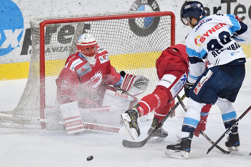 Tyler Redenbach z Liberce (vpravo) a brankář Třince Šimon Hrubec.