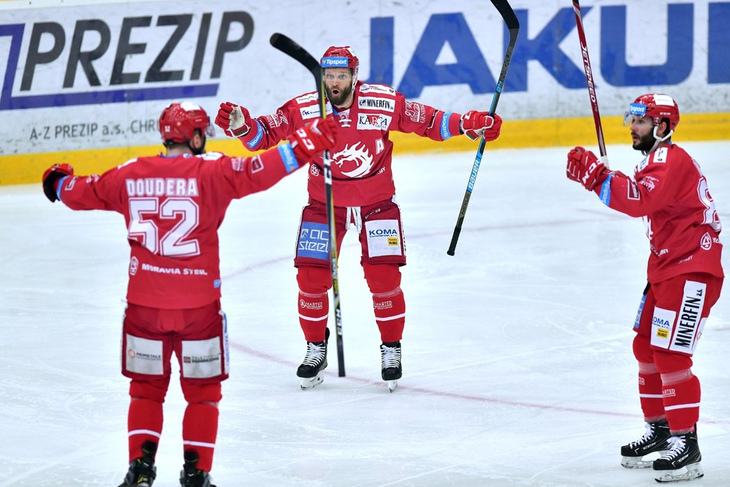 Třinečtí hokejisté slaví gól do sítě Liberce.