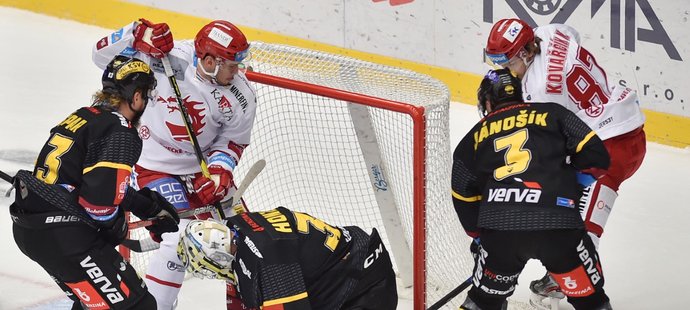 Nepřehledná situace před brankou Davida Honzíka v zápase Třince s Litvínovem