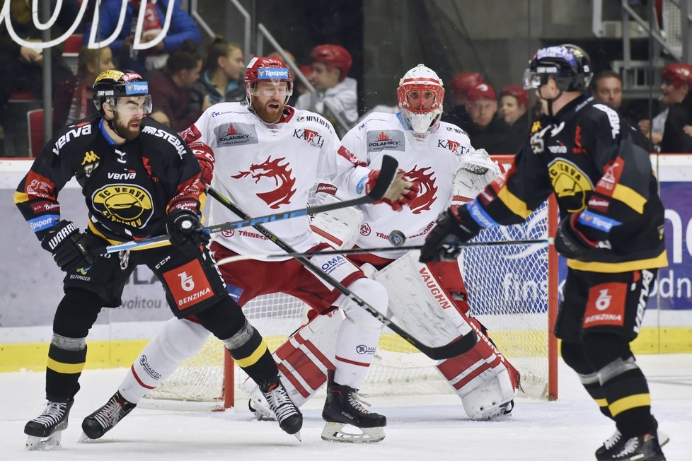 Litvínovský obránce Jiří Hunkes takto sklepl puk ze vzduchu, vyrovnávací branku na 2:2 musel potvrdit videorozhodčí