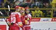 Hokejisté Třince oslavují gól do litvínovské sítě
