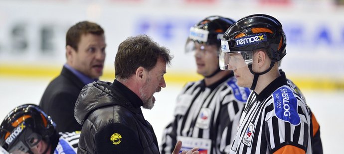 Litvínovský trenér diskutuje s rozhodčími