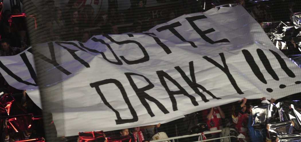 Transparent třineckých fanoušků: Vypusťte draky!