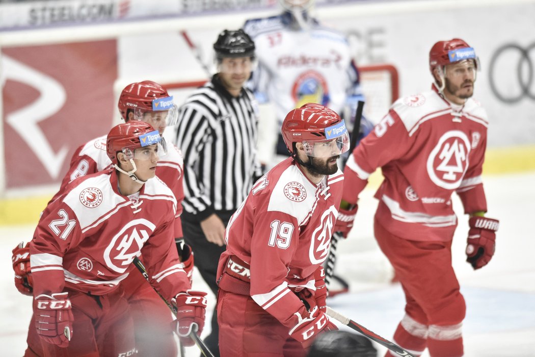 Marek Viedenský (číslo 19) se v třineckém dresu trefil hned při své premiéře proti Vítkovicím