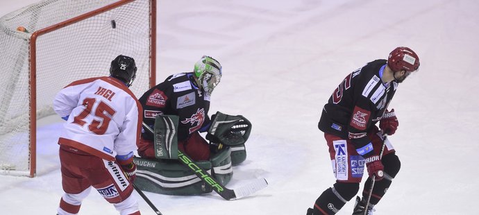 Zleva Zbyněk Irgl, Pavel Kantor, Vladimír Roth během duelu Olomouce s Třincem