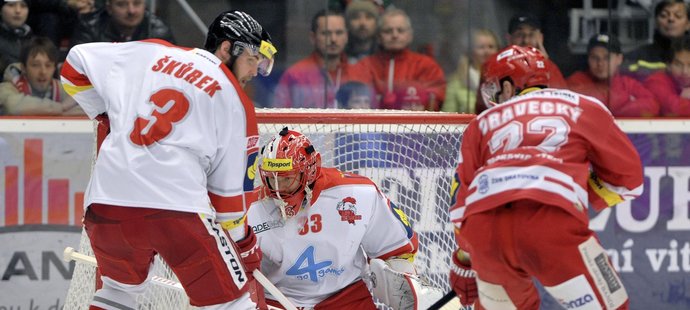 Dravecký se snaží překonat olomouckého brankáře Vošvrdu, který v bráně vystřídal Trvaje