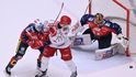 Zleva Ondřej Mikliš z Pardubic, Andrej Nestrašil z Třince a brankář Malcolm Subban z Pardubic