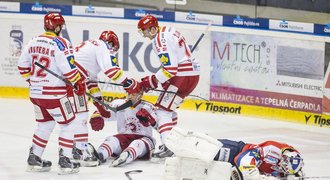 SESTŘIHY: Slavia spadla na dno, Třinec porazil Pardubice 4:0