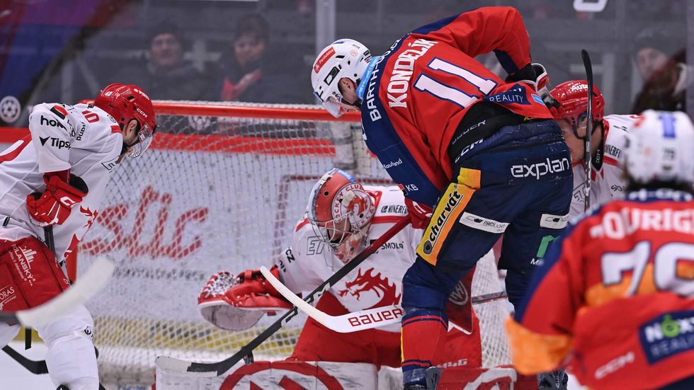Pardubický Jáchym Kondelík před třineckým brankářem Markem Mazancem