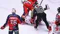 Pardubický Tomáš Dvořák a třinecký Miloš Roman v šarvátce
