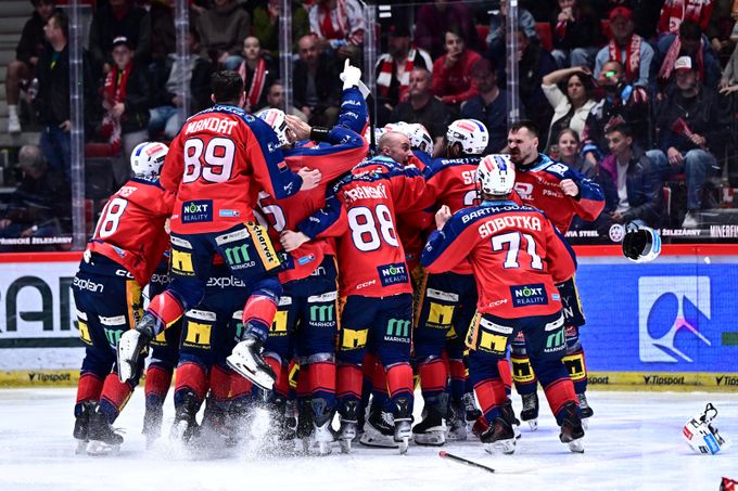 Třinec - Pardubice 4:5p. ZLATÁ rána Červenky! Dynamo se dočkalo a po 14 letech slaví TITUL Třinec - Pardubice 4:5p. ZLATÁ rána Červenky! Dynamo se dočkalo a po 14 letech slaví TITUL